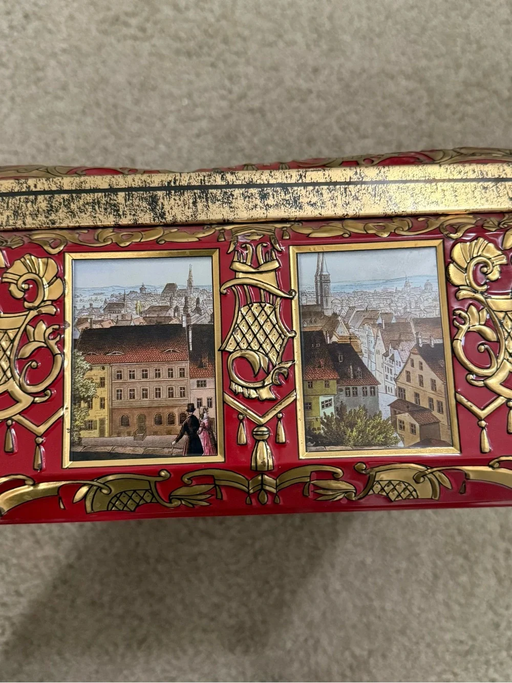 2005 Lebkuchen- Schmidt Tin Chest Nurnberg Hauptmarkt With Castle Around 1800